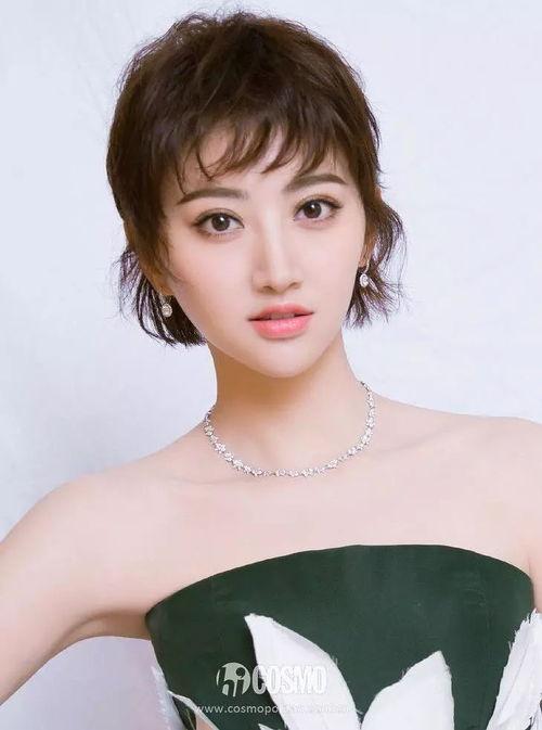 美女明星景甜短发,演绎时尚新篇章