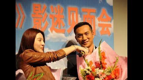 明星红毯手牵手,明星红毯手牵手，友谊情深共闪耀