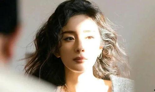 卷发女明星,揭秘卷发女明星的时尚风采