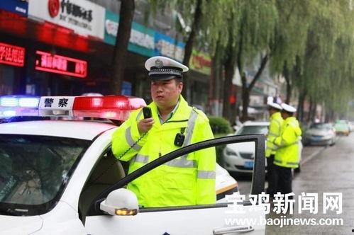头条号雨中的交警图片,守护交通秩序的坚守者