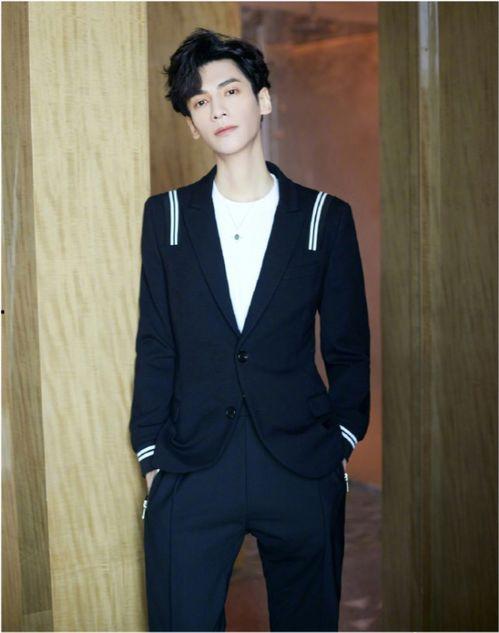 罗云熙上学吃瓜,瓜田李下，青春岁月里的甜蜜回忆